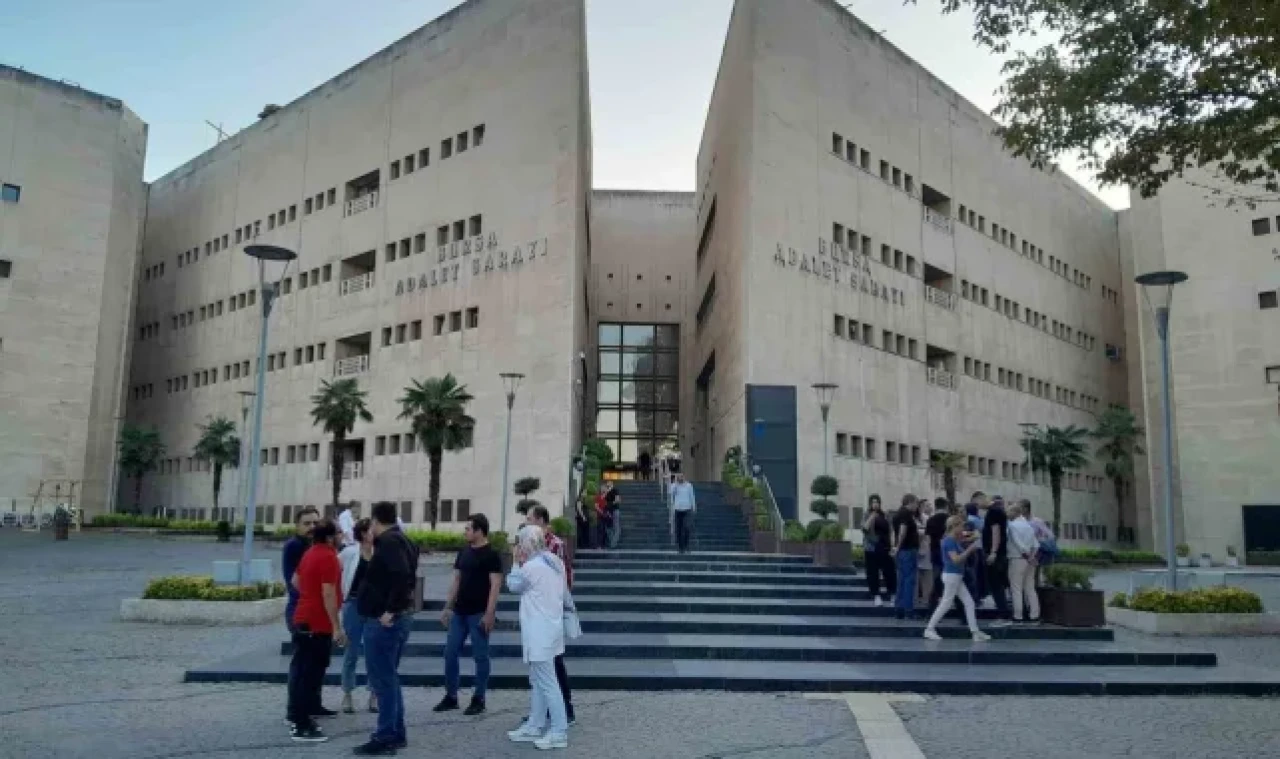 Aynı daireyi birden fazla kişiye satma iddiasıyla yargılanan sanıkların duruşması ertelendi