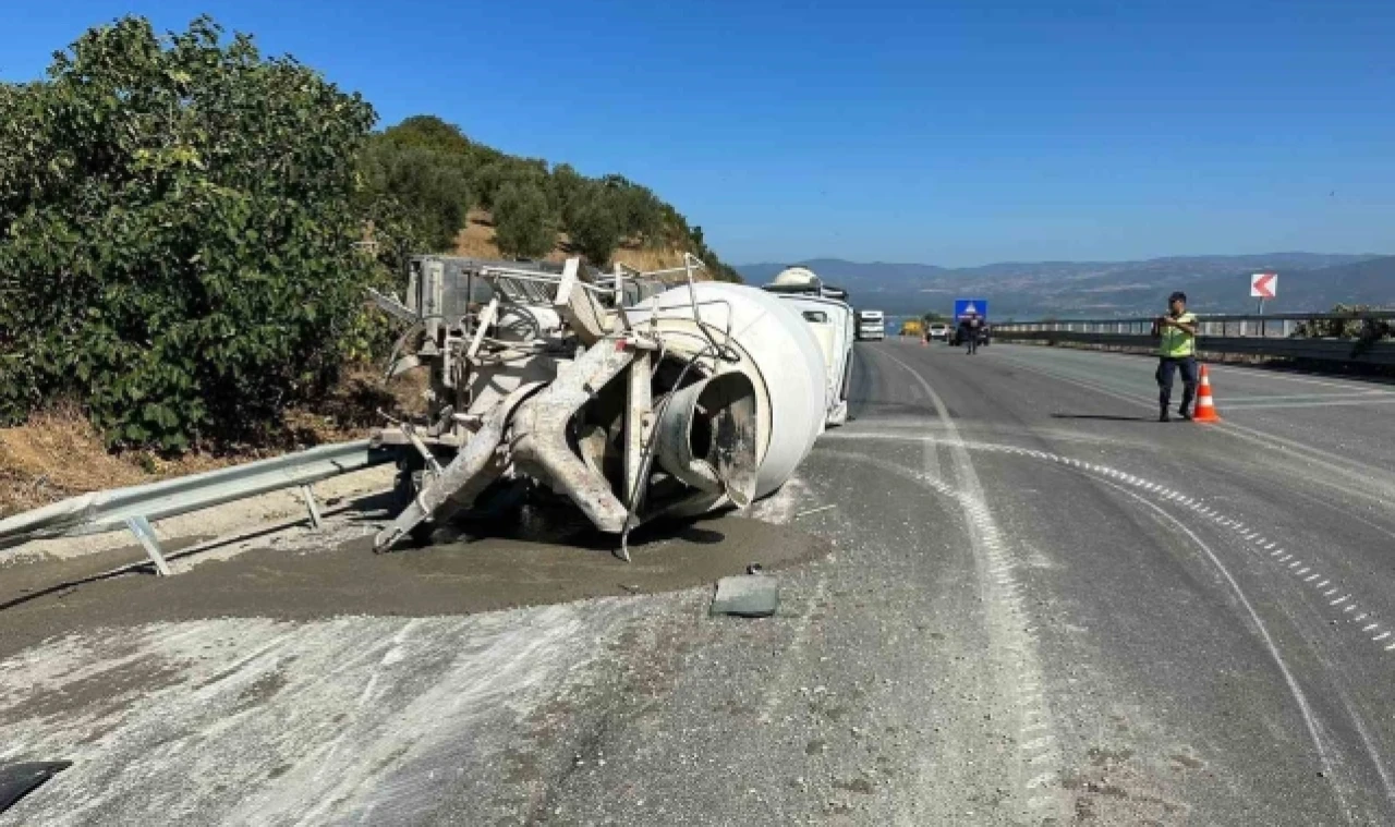 Aynı firmaya ait iki beton mikseri kafa kafaya çarpıştı: 1 ölü, 1 ağır yaralı