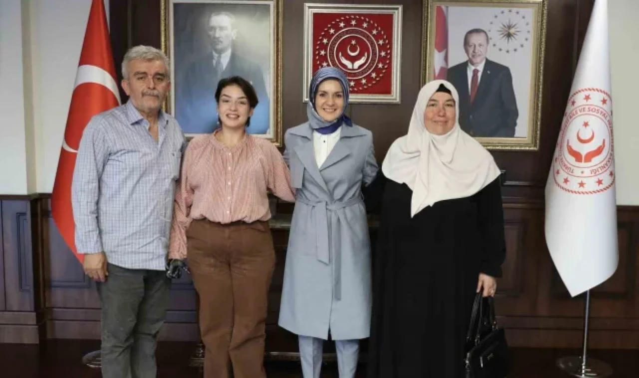 Bakan Göktaş, bilgi yarışmasında 1 milyon lira ödül kazanan Rabia Birsen ile bir araya geldi