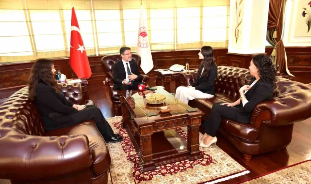 Bakan Yumaklı, İsveç'te su ödülü alan Ayşe Pelin Dedeler ile bir araya geldi