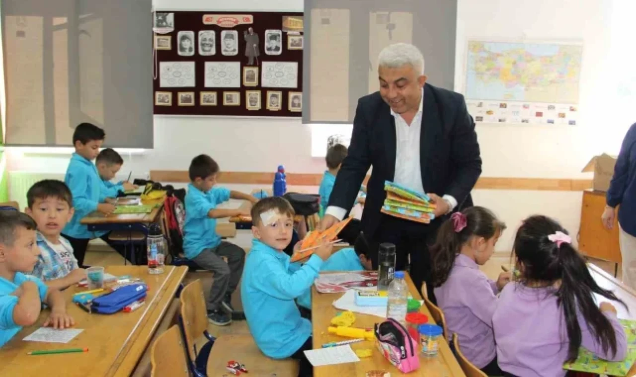Başkan Fatih Çalışkan'dan minik öğrencilere hediye