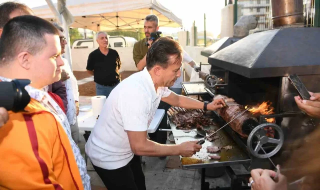 Başkan Yazıcı sözünü tuttu, Tuzla'nın özel çocuklarına cağ kebabı pişirdi