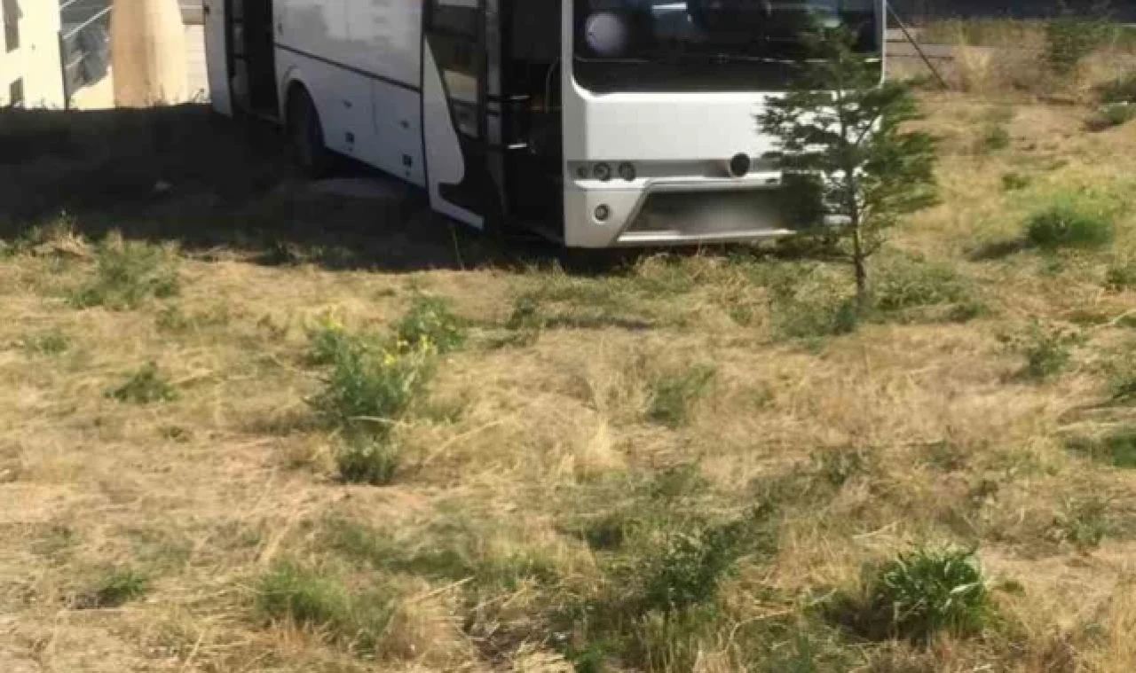 Başkentte servis kazasını rögar kapağı engelledi