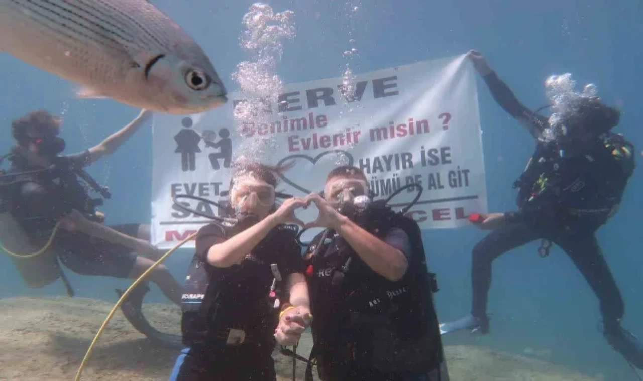 Böyle olur dalgıçların evlilik teklifi: "Cevabın 'hayır' ise oksijen tüpümü de al git"