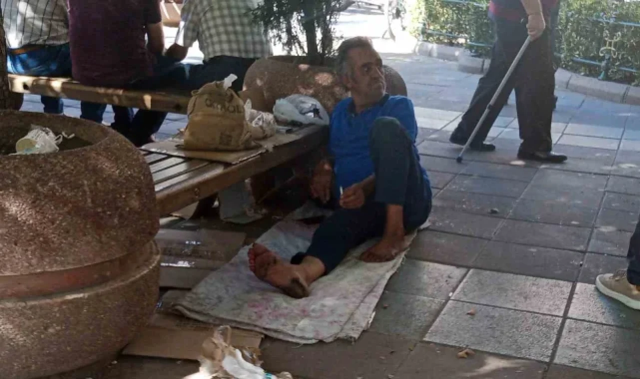 Bu adam yaklaşık 2 aydır sokakta kalıyor