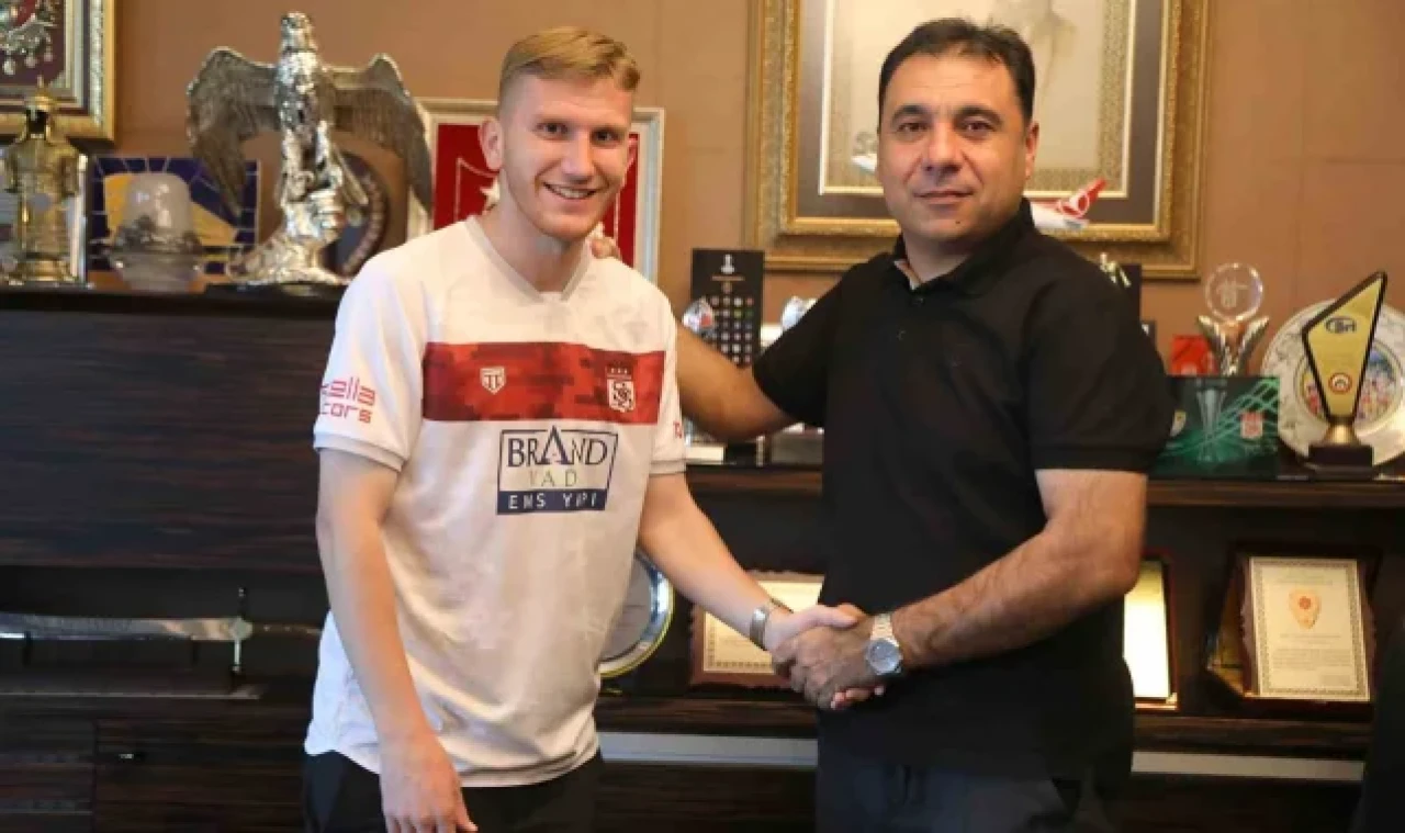 Burak Kapacak resmen Sivasspor'da