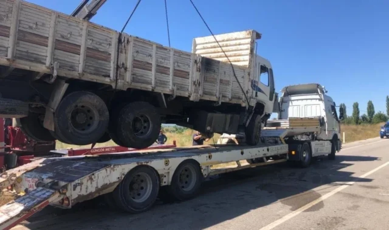 Burdur'da kontrolden çıkan kamyon şarampole devrildi: 1 yaralı