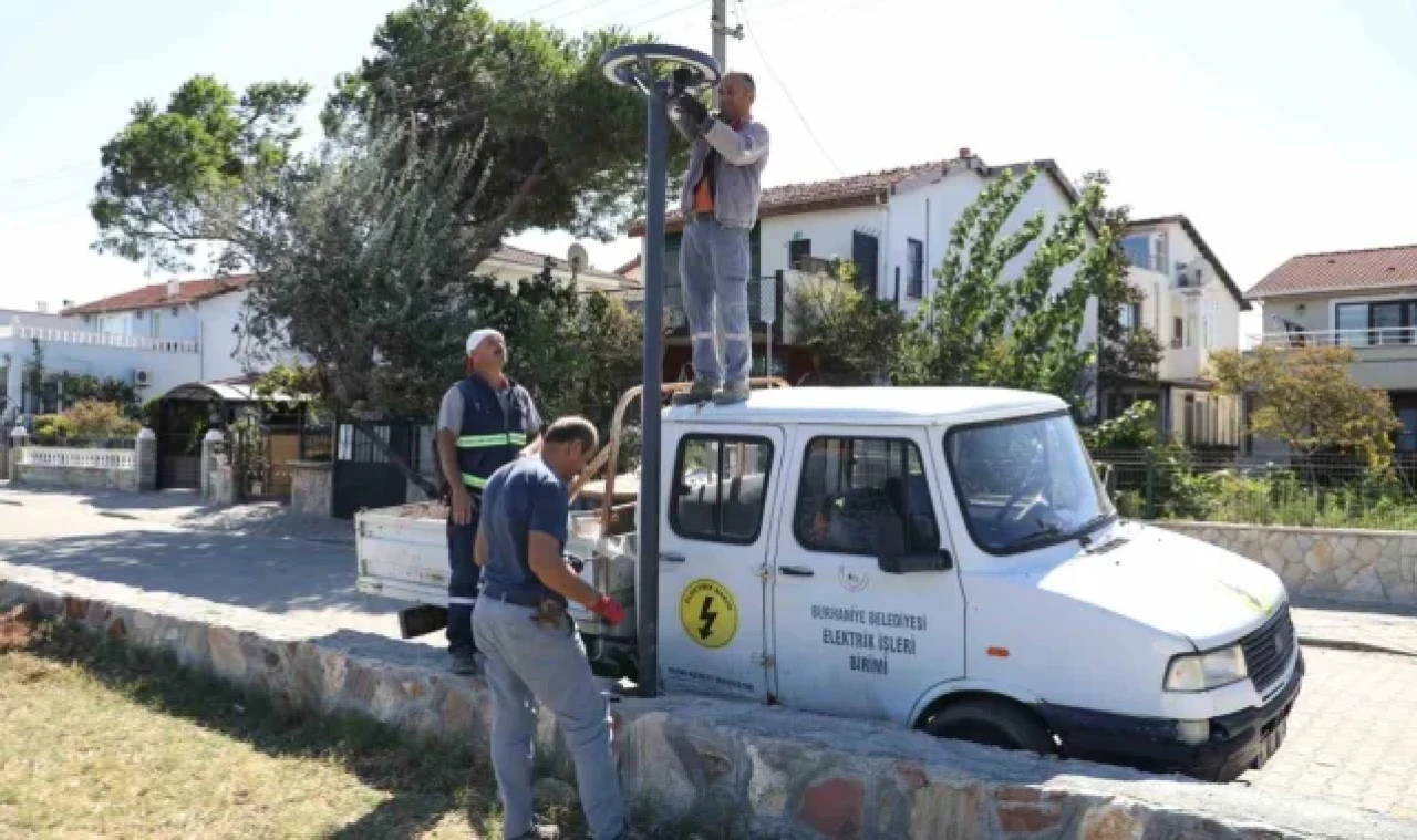 Burhaniye'de Kordonboyu Caddesi ışıl ışıl