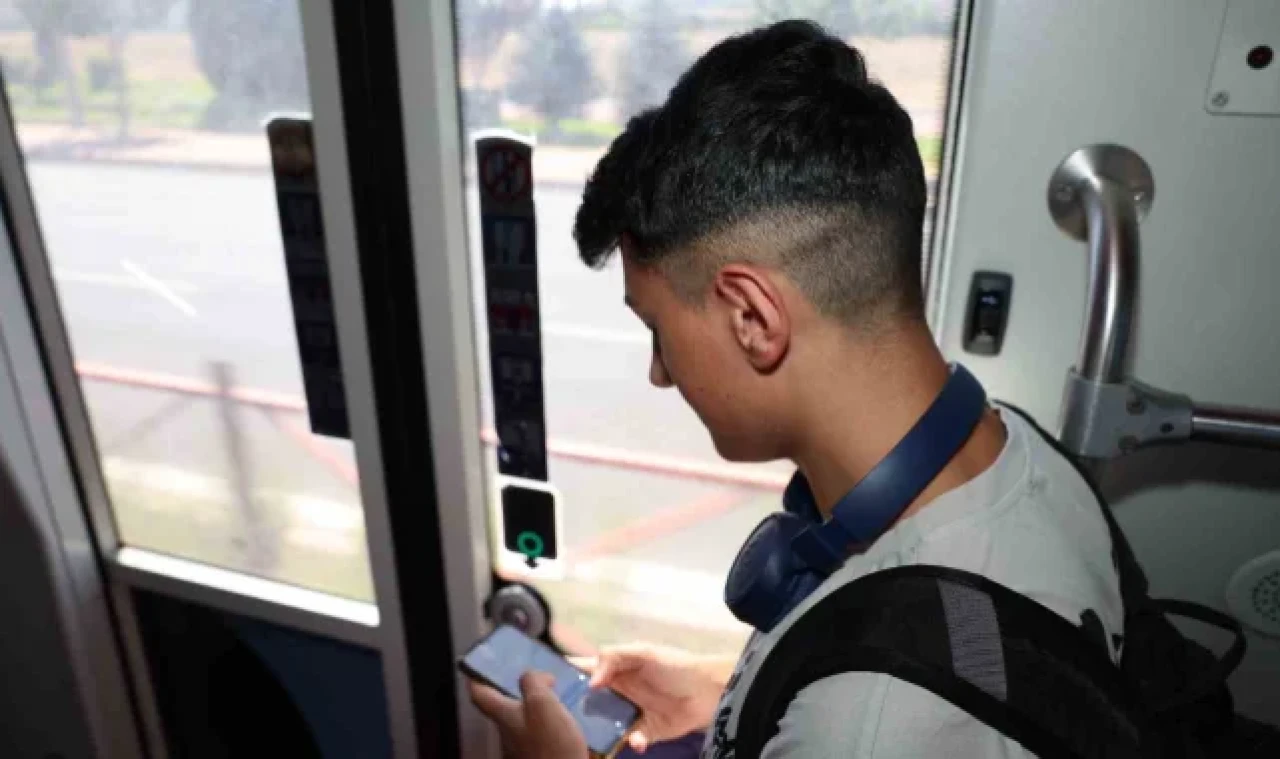 Büyükşehir'in tramvaylardaki ücretsiz internetinden vatandaşlar çok memnun