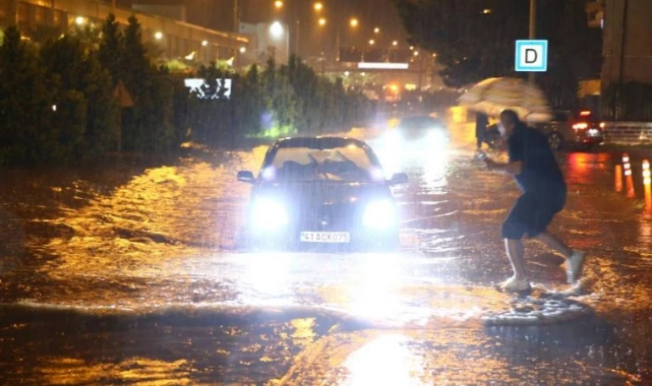 Cadde ve sokakları su bastı