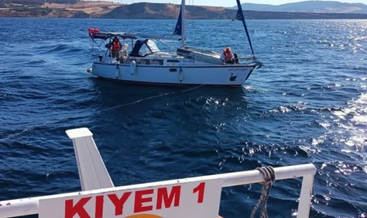 Çanakkale Boğazı'nda sürüklenen tekne kurtarıldı