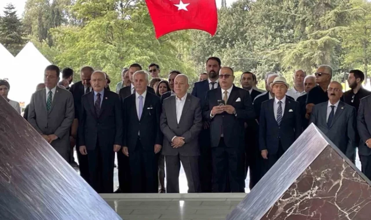 CHP Genel Başkanı Kılıçdaroğlu, Özal ve Menderes'in anıt mezarlarını ziyaret etti