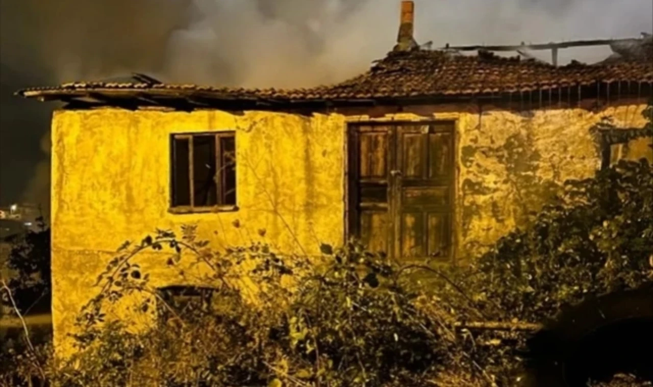Çıkan yangında ev kullanılamaz hale geldi
