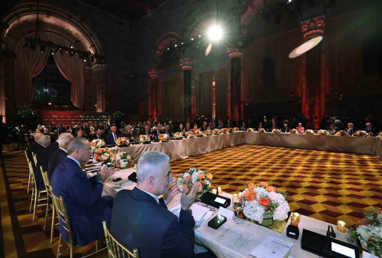 Cumhurbaşkanı Erdoğan: " Ekonomik büyümeden taviz vermeden maliye ve gelir politikalarının araçlarını uygulayarak enflasyonu artıran unsurları ortadan kaldırmayı hedefliyoruz."
