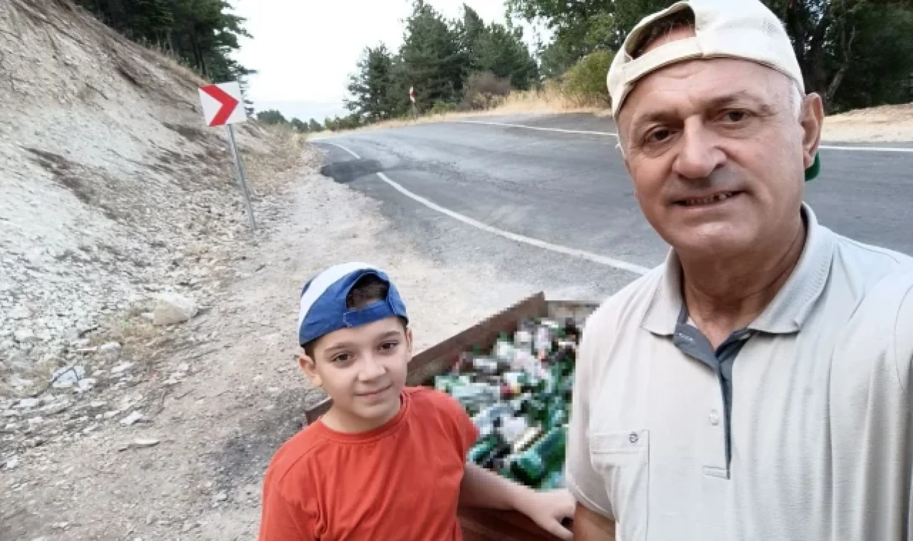 Dağ yolu ve etrafına atılan alkol şişelerini topladılar