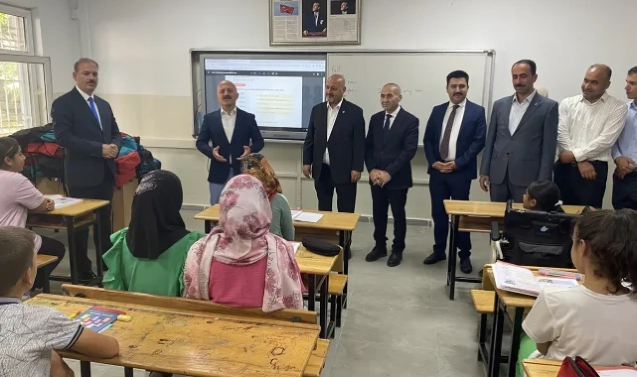 Depremzede öğrencilere kırtasiye malzemesi dağıtıldı