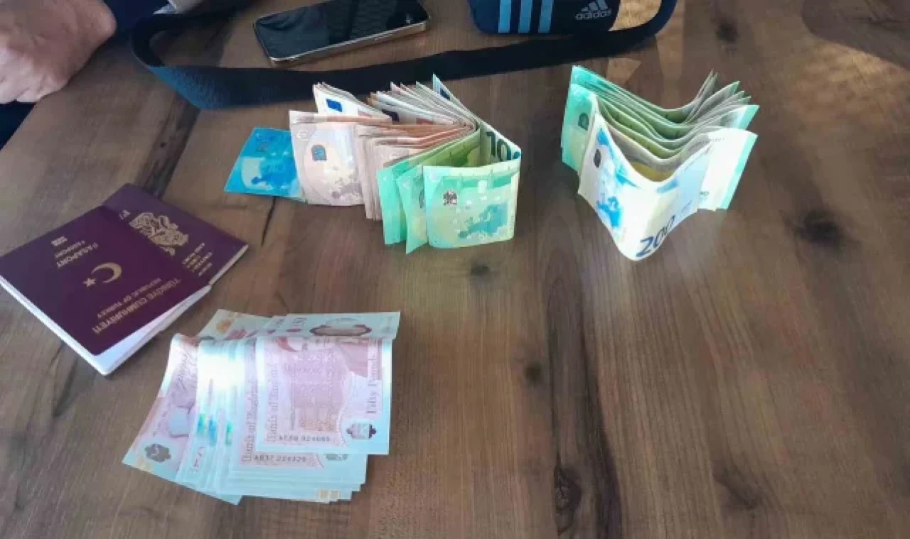 Dinlenme tesisinde unutulan içinde döviz bulunan çantayı polise teslim etti