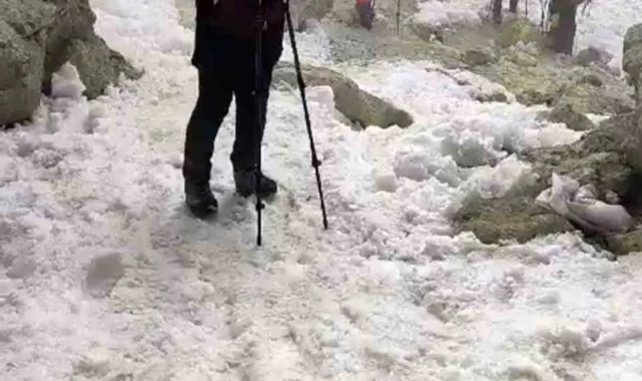 Dondurucu soğuklarda Ağrı Dağı zirvesine tırmanış