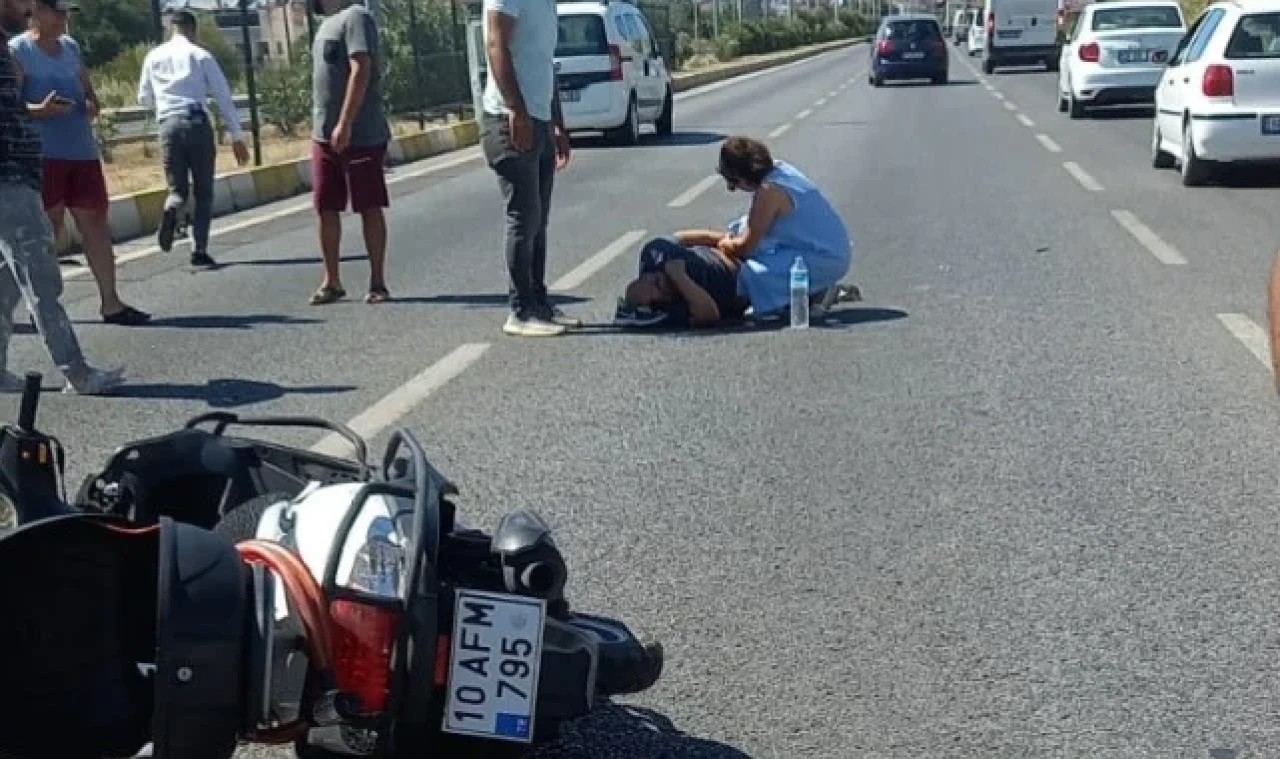 Edremit'te motosiklet kazasında sürücünün yardımına çevredekiler koştu