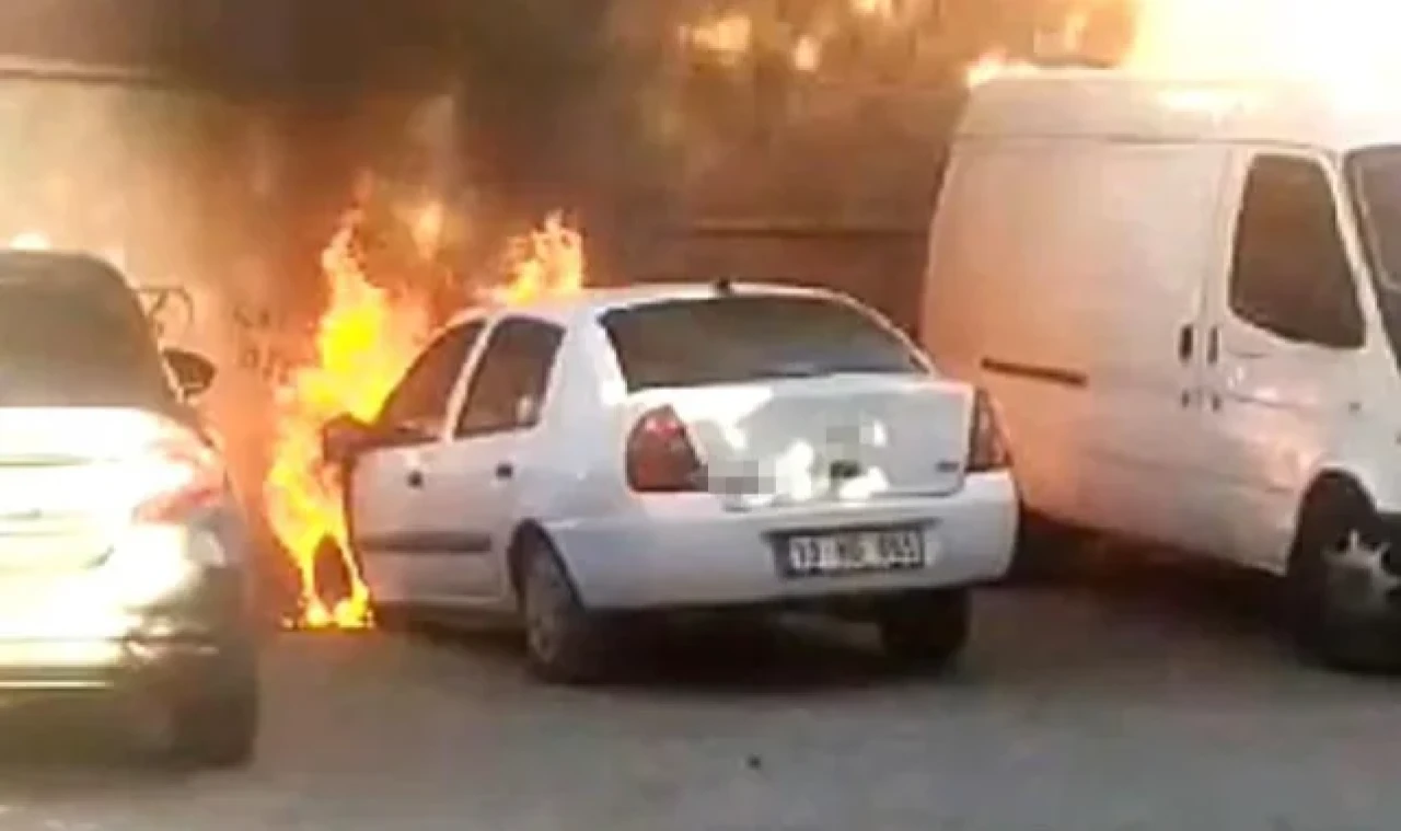 Edremit'te park halindeki araç alev alev yandı