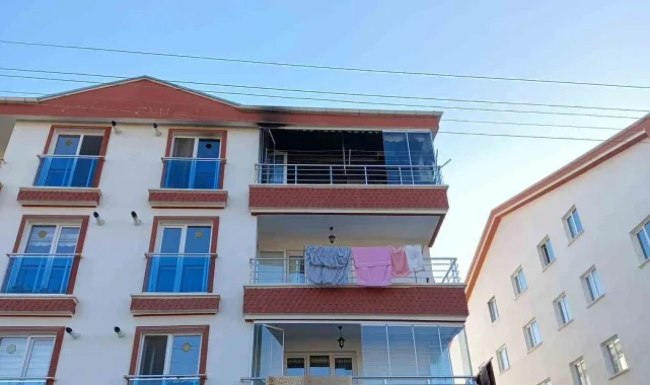 Elektrik tesisatında çıkan yangın evi küle çevirdi