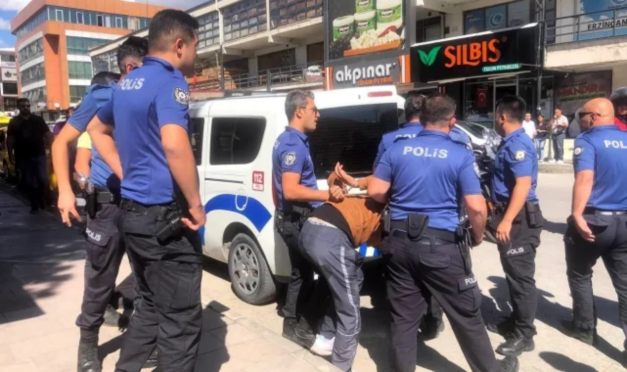 Erzincan'da polislere mukavemette bulunan 2 kişi orantılı güç kullanılarak gözaltına alındı