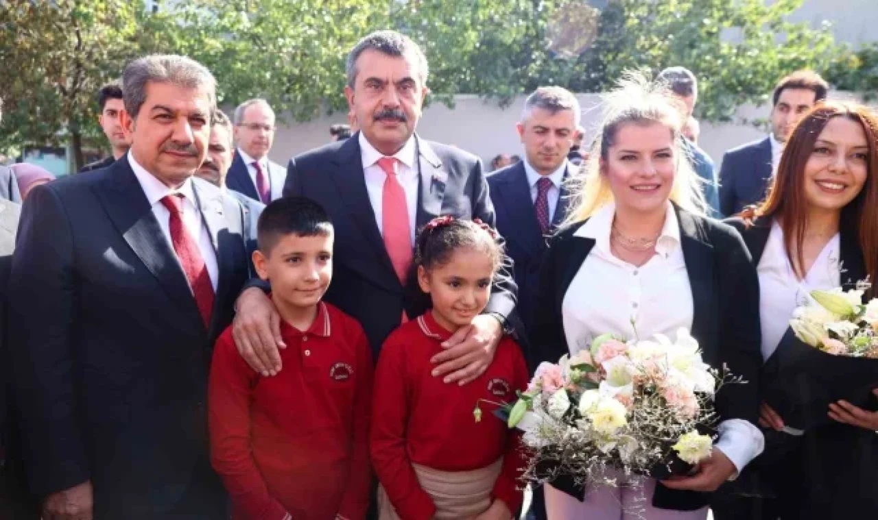 Esenler'de geri dönüşümden elde edilen defterler öğrencilere dağıtıldı