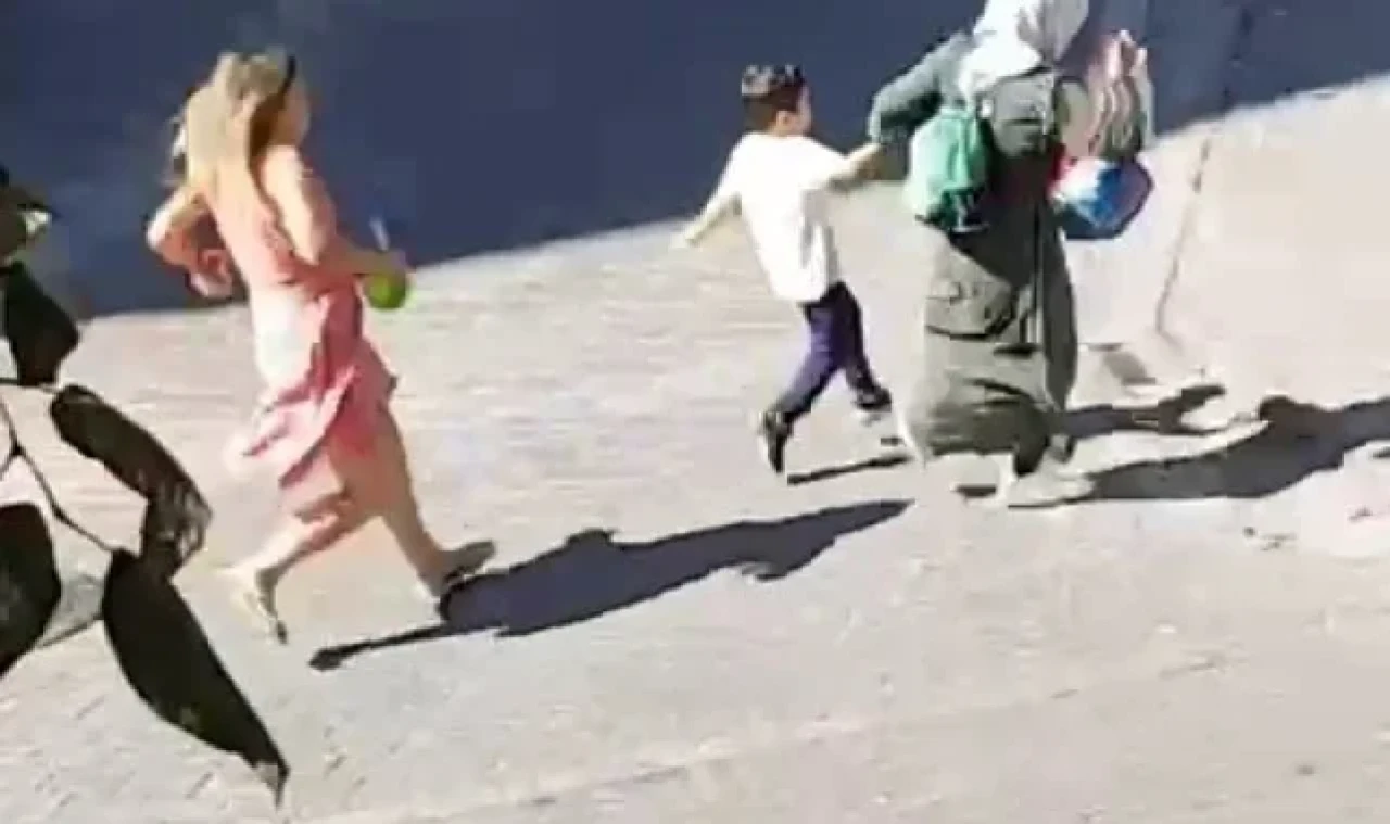 Esenyurt'ta yoldan geçenlere saldıran kadın kameralara yansıdı