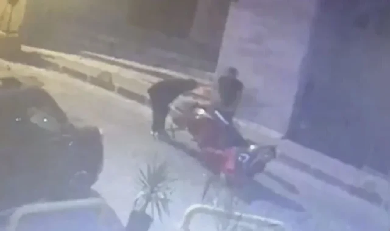 Fatih'te el arabasıyla motosiklet çaldılar