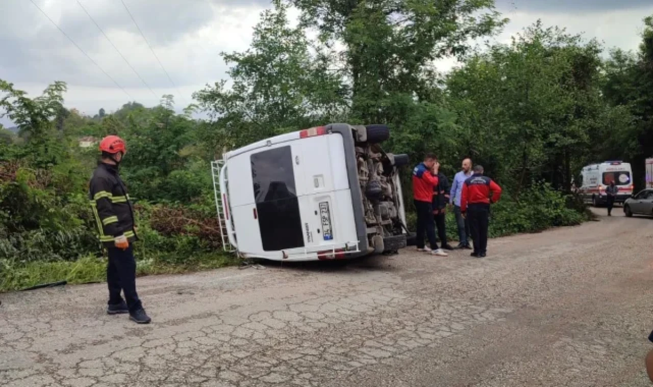 Fındık işçilerini taşıyan minibüs devrildi: 6 yaralı