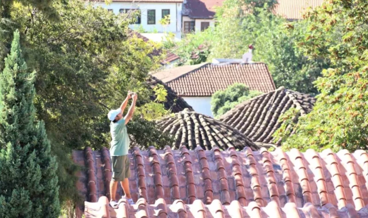 Fotoğraf çekmek için yasak dinlemeden tarihi yapının çatısına çıktı, hem şaşırttı hem güldürdü