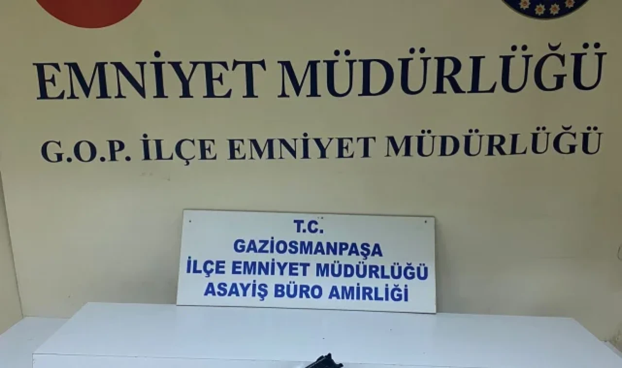 Gaziosmanpaşa'da yoldan geçenlere silah doğrultan şüpheli gözaltına alındı