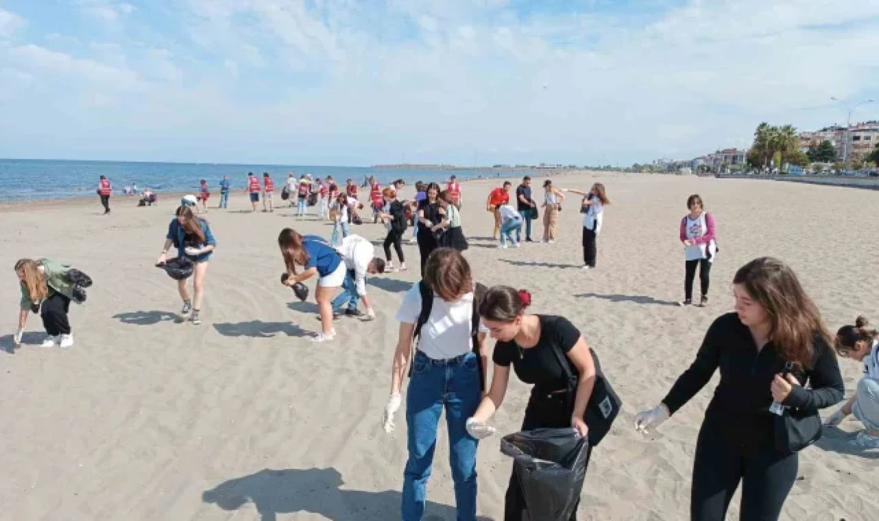 Günde 2 ton çöp toplanan sahili gönüllü olarak temizlediler