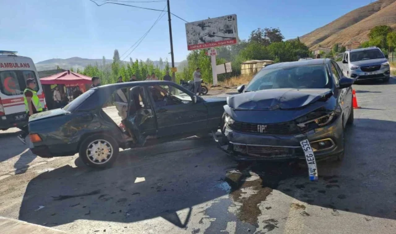 Gürün'de otomobiller çarpıştı: 4 yaralı