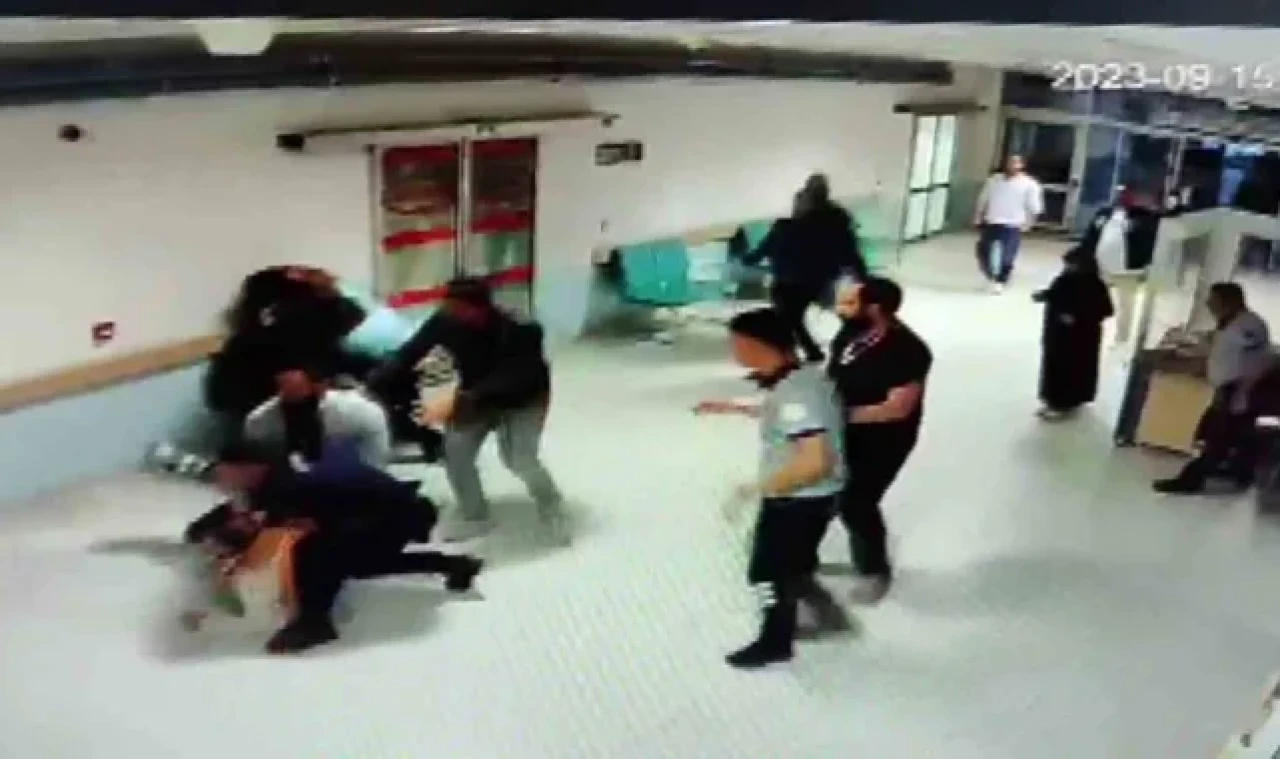 Hasta yakını polis memuru, önce güvenlik görevlilerine sonra meslektaşlarına saldırdı