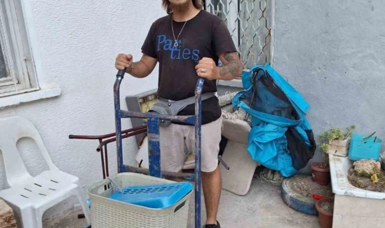 Hurdacı genç bulduğu para dolu çantayı sahibine teslim etti