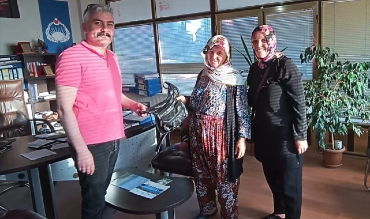 İçinde 4 bin lira bulunan çantasını kaybetti.