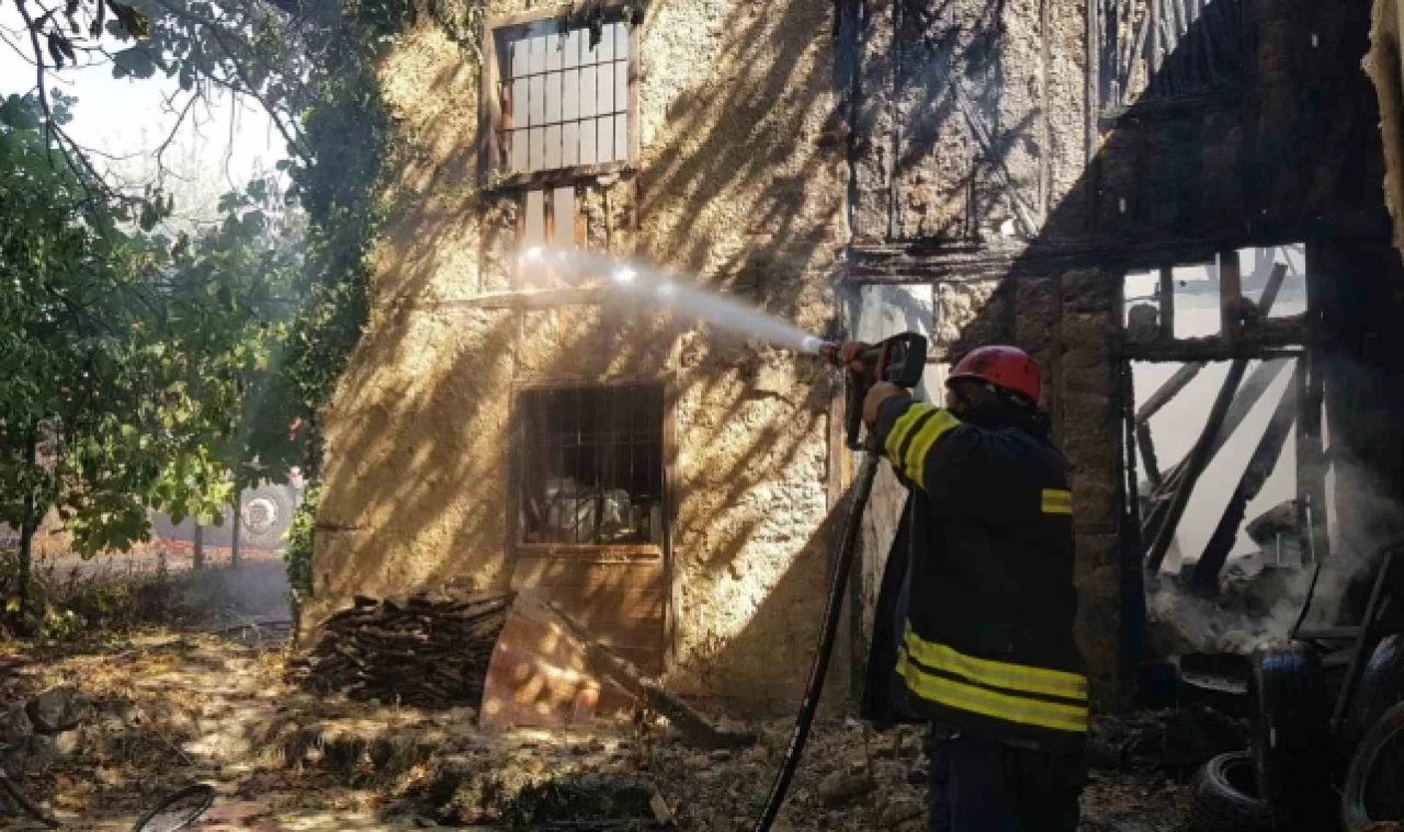 İki katlı ev alevlere teslim oldu