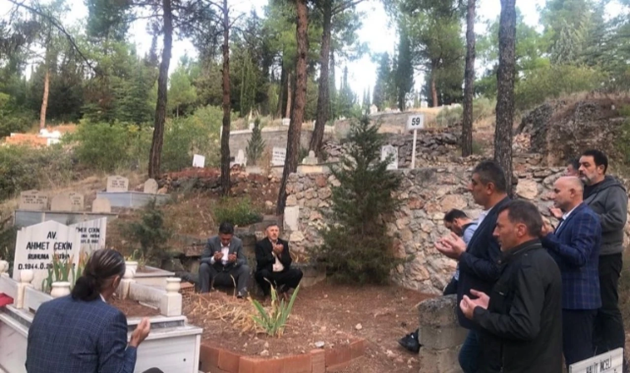İlk ziyaretini Kabristanlığa yaptı