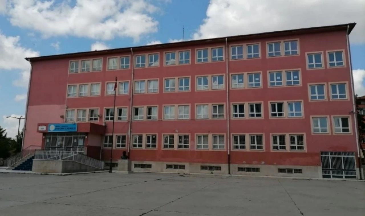 İlkokul 1 ve Lise 9'uncu sınıf öğrencileri için ilk dersi çaldı