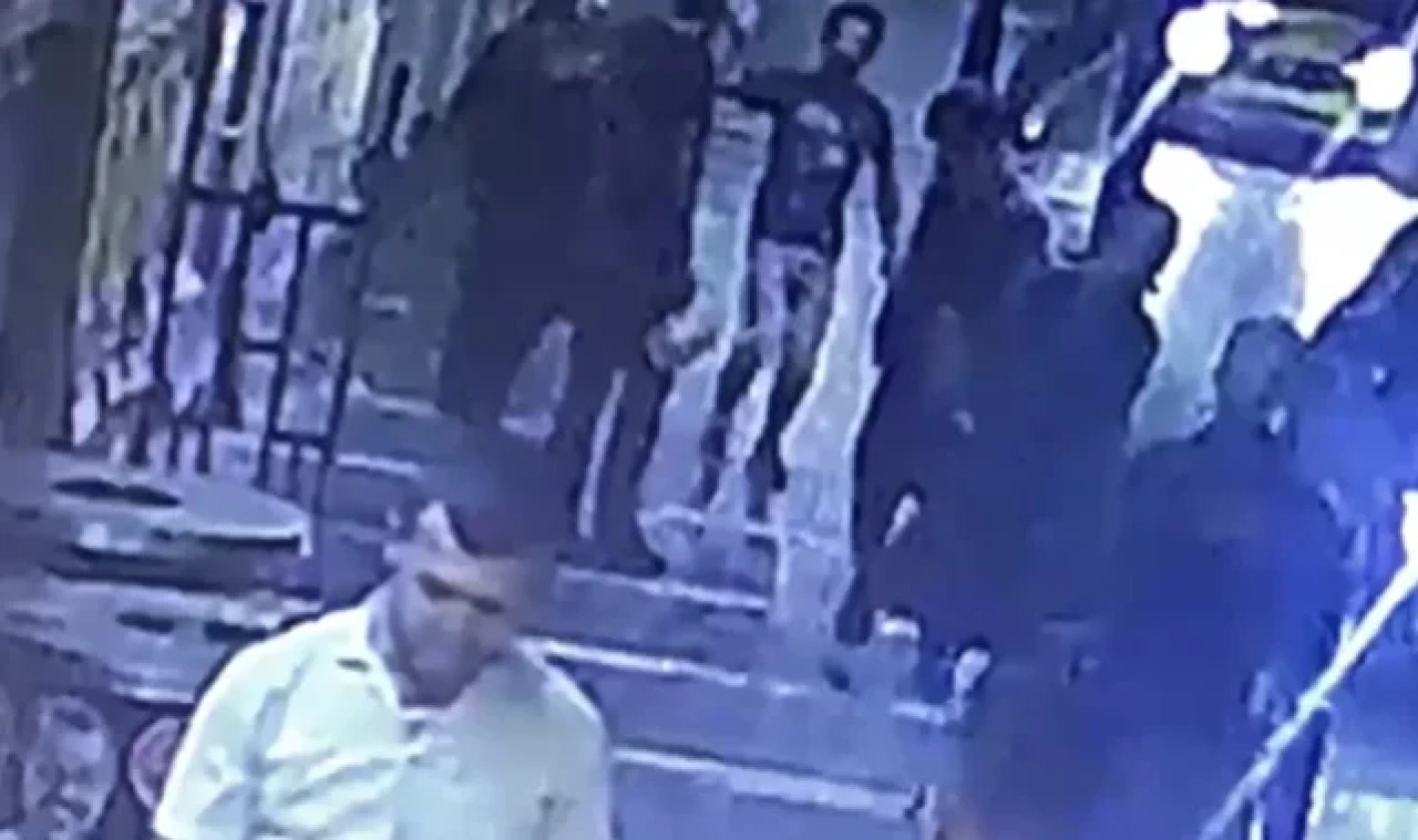 İstanbul'da aklı almaz olay kamerada: Kovulunca müşterilerin üstüne tiner attı
