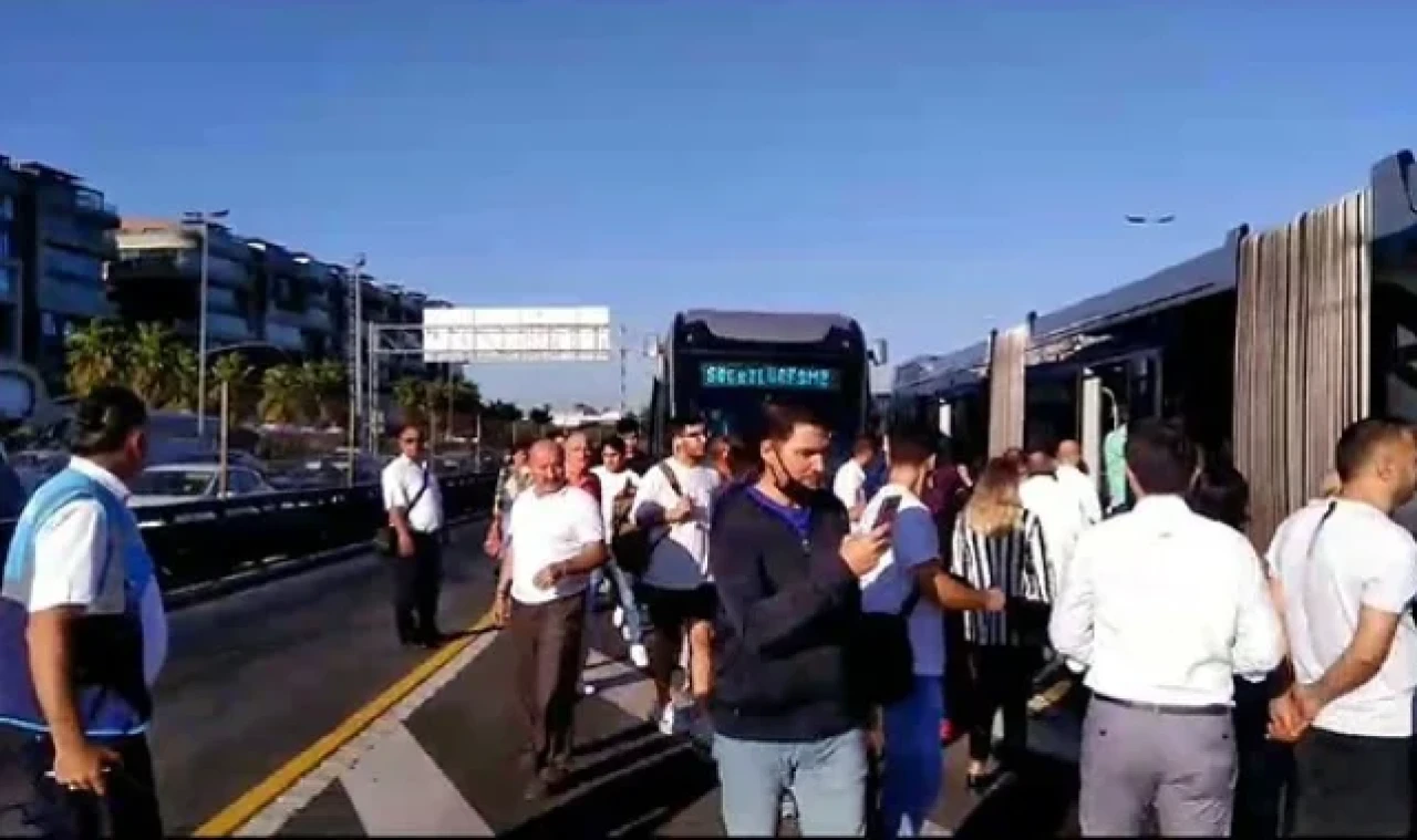 İstanbul'da metrobüs arıza yaptı, yolcular yürümek zorunda kaldı