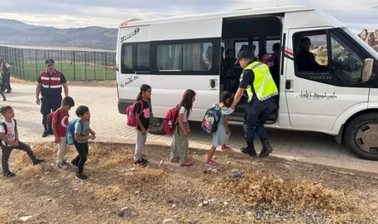 Jandarma ve polis ekipleri öğrencilerin okullarına güvenli gitmelerini sağlıyor