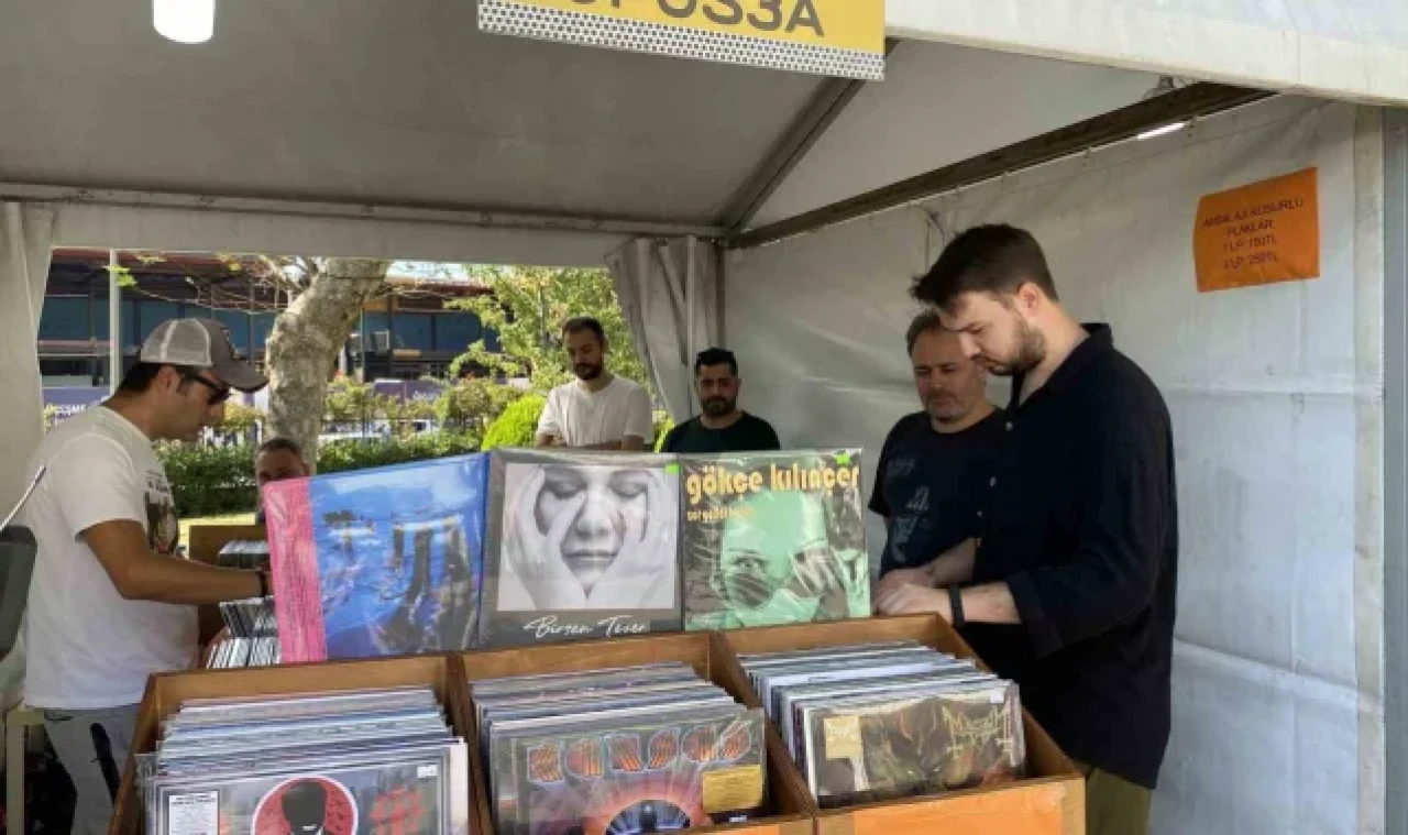 Kadıköy'de bu yıl plaklar Barış Manço anısına dönüyor
