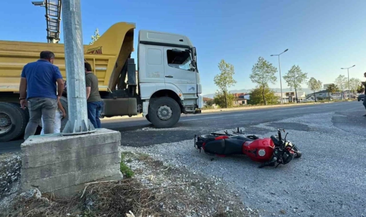 Kamyon ile motosiklet çarpıştı: 1 yaralı