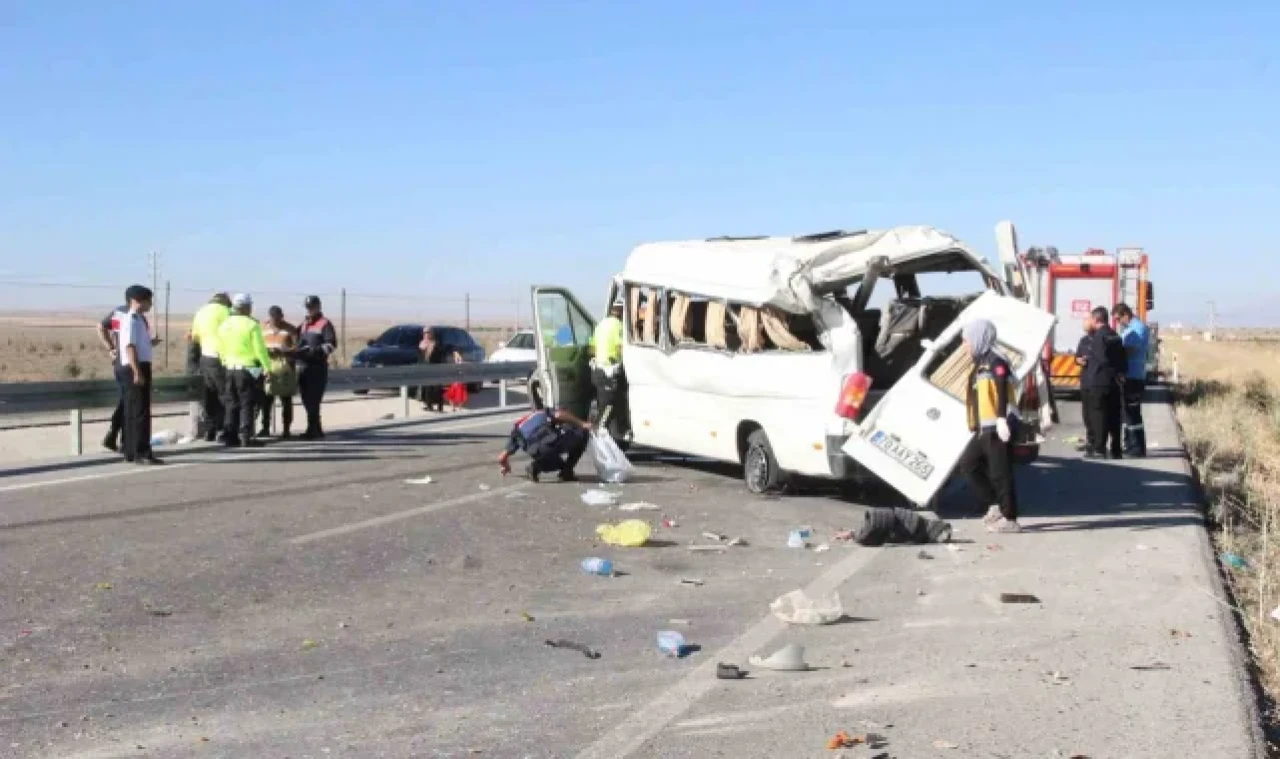 Karaman'da lastiği patlayan minibüs devrildi: 1 ölü, 10 yaralı