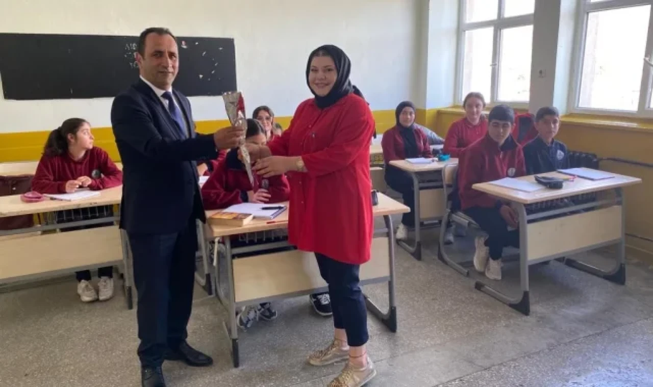 Kars Valisi Polat'tan öğretmenlere karanfil