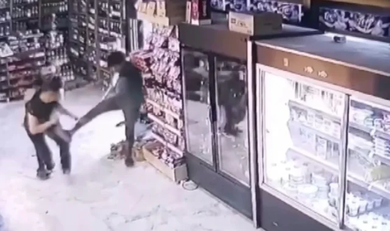 Kartal'da tekel bayi içinde bıçaklı sopalı kavga: 4 yaralı