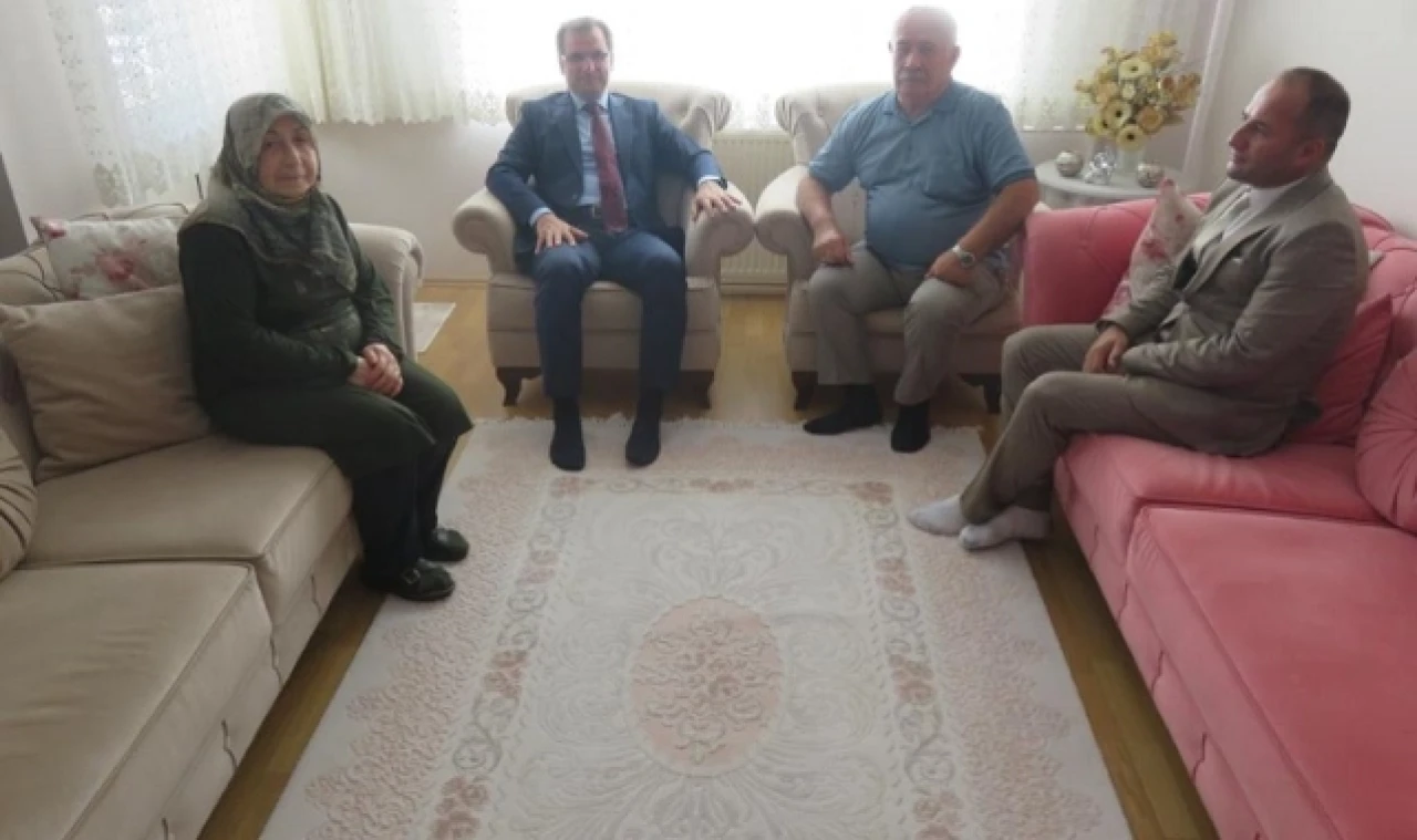 Kaymakam Güldoğan Gazileri evinde ziyaret etti.