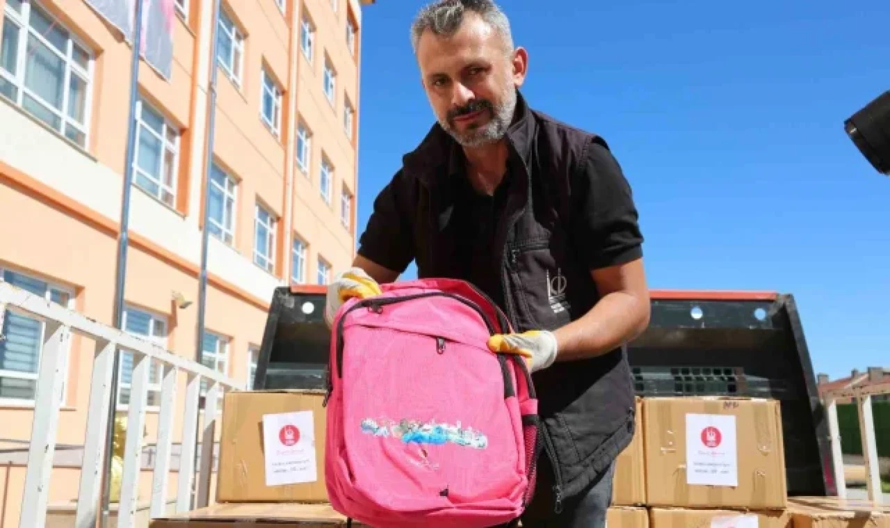 Keçiören'de öğrencilere kırtasiye seti hediye edildi